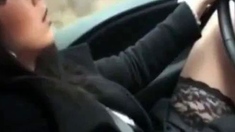 Elle se fait jouir en conduisant