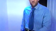 Empresario batendo punheta