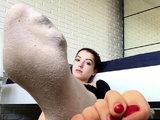 Flexible pale brunette with foot fetish does hot footjob