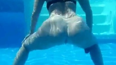 Curvy pawg strips and shakes her big booty underwater